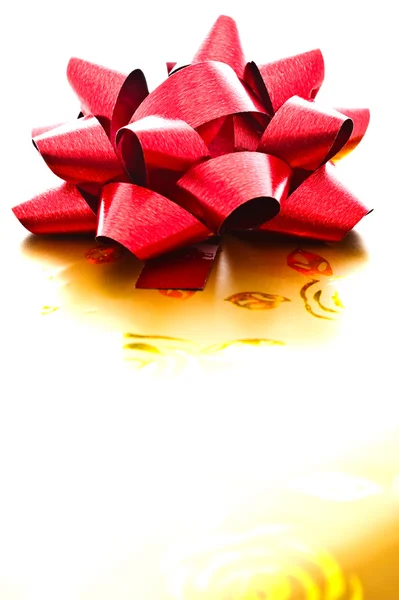 Красный лук на подарочной коробке — стоковое фото