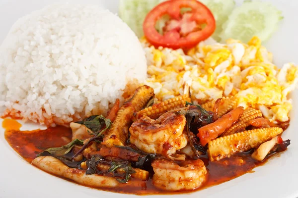Thajská pálivá jídla, smažené krevety se zeleninou — Stock fotografie