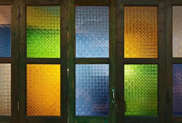 Тайский стиль красочные стеклянные двери — стоковое фото