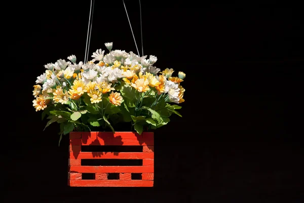 Kunstblumen im Holzkorb — Stockfoto