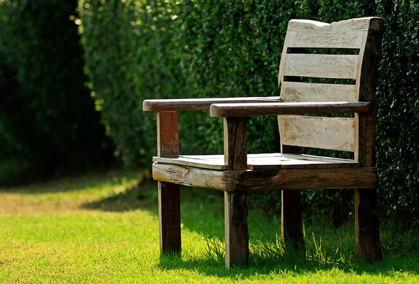 Деревянная скамейка в саду — стоковое фото