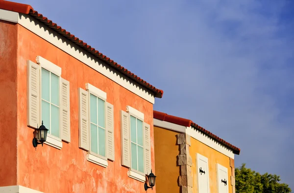 Oude stijl huis en blauwe hemel — Stockfoto