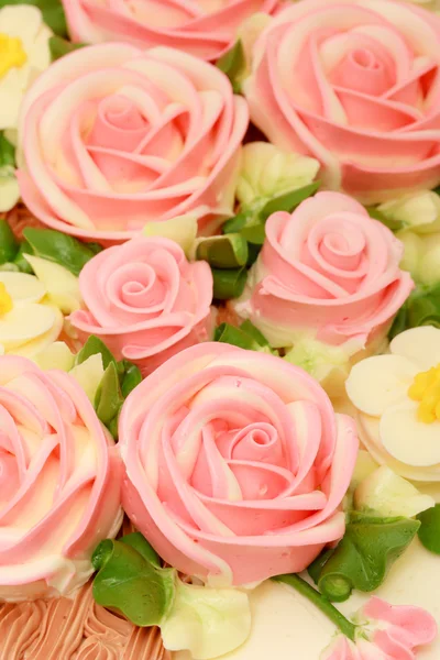 Цветочный крем поверх прекрасного торта — стоковое фото