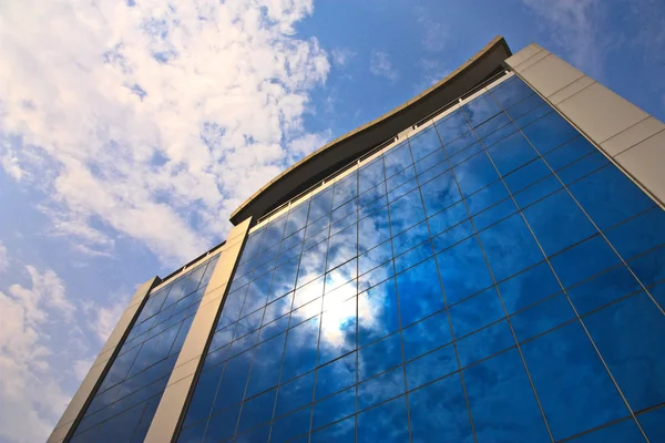 Luz solar refletida no prédio de escritórios — Fotografia de Stock