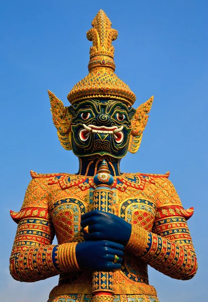 Statue géante de style thaï autochtone — Photo