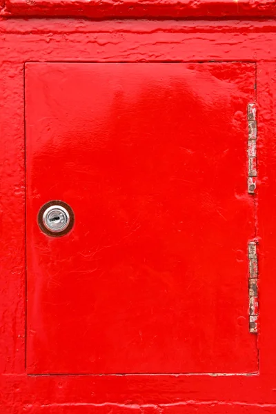 赤い鋼鉄ドアおよびキー穴 — ストック写真