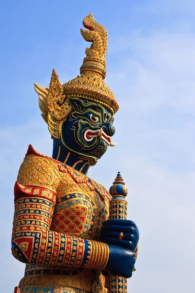 Statue géante de style thaï autochtone — Photo