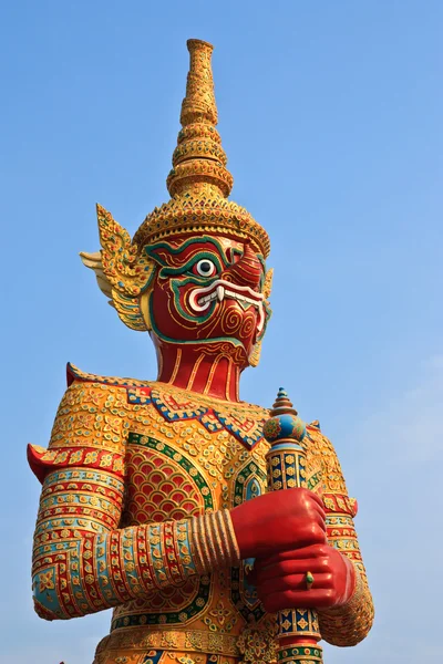 Olbrzymi posąg rodzimych stylu tajskim — Zdjęcie stockowe
