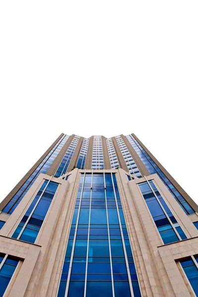 Beyaz zemin üzerinde yüksek bina — Stok fotoğraf