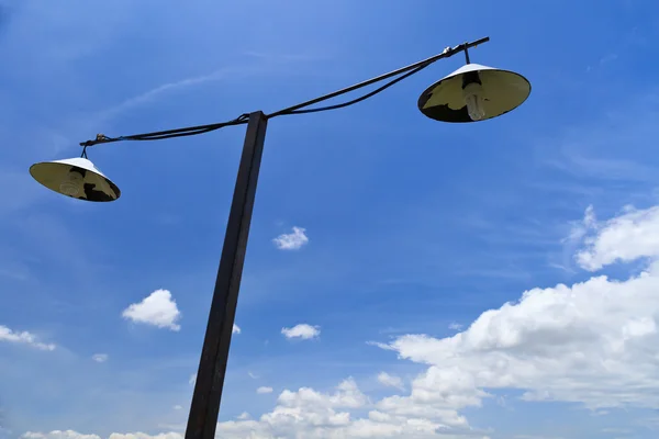 Pouliční lampa a modré nebe — Stock fotografie