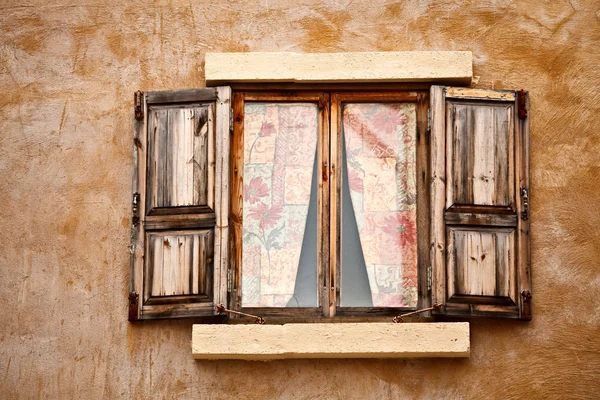 Fenêtre en bois sur mur — Photo