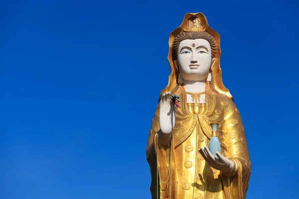 Chinesische Gottheit im blauen Himmel — Stockfoto