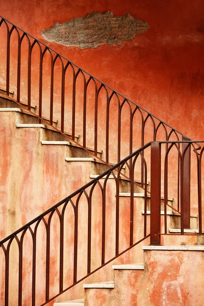 Treppe und alte Mauer — Stockfoto