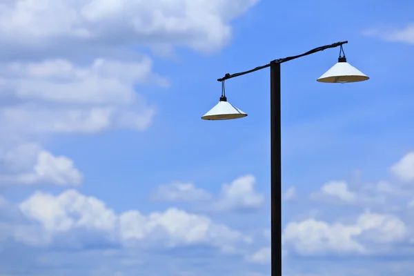 Уличная лампа и голубое небо — стоковое фото