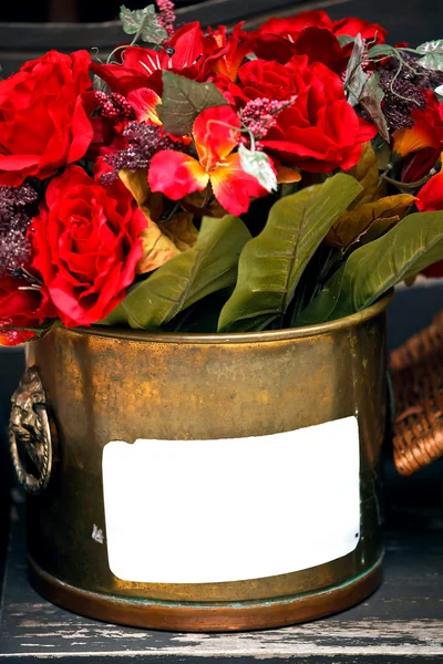 Ref flores em cesta de metal — Fotografia de Stock