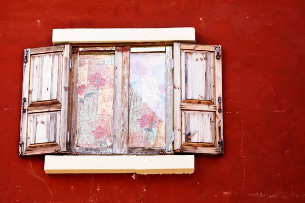 Lichte hout venster op oude muur — Stockfoto