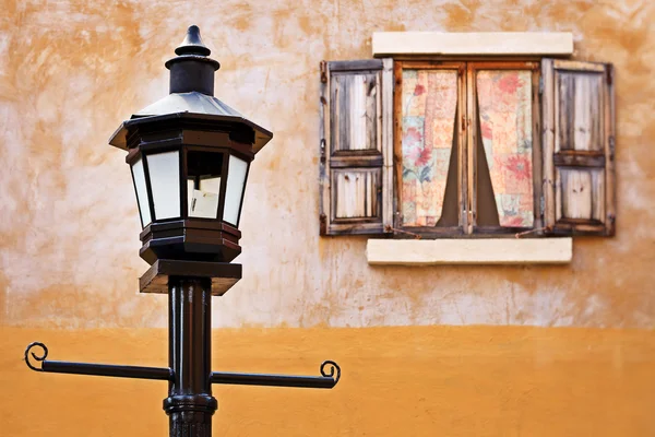 Уличный фонарь и окно — стоковое фото