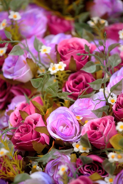 Flores artificiais coloridas — Fotografia de Stock