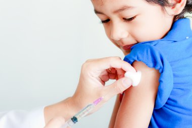 Çocuk ve aşı şırıngası