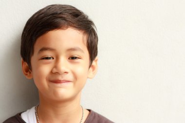 Asyalı genç çocuğun gülümseyen yüzü