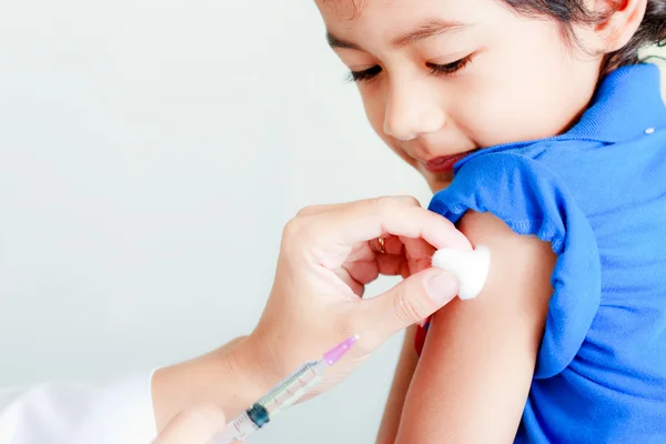 Garoto e seringa de vacina — Fotografia de Stock