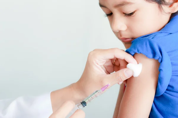 男の子とワクチン注射器 — ストック写真