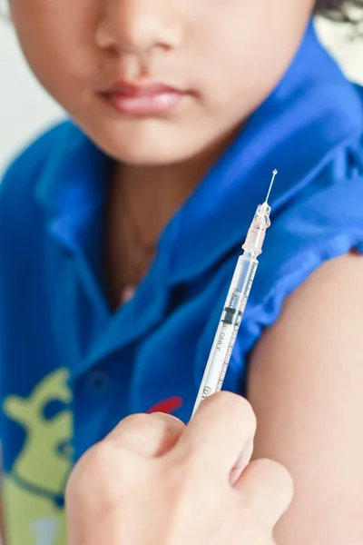 Garoto e seringa de vacina — Fotografia de Stock