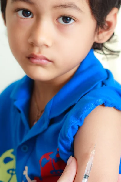 Çocuk ve aşı şırıngası — Stok fotoğraf