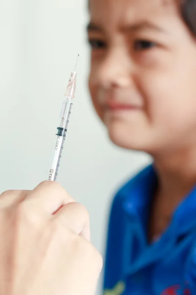 Pojke och vaccinspruta — Stockfoto