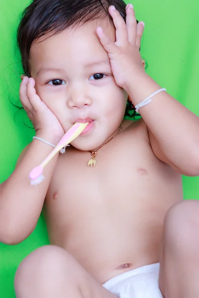 Asiatisches Baby und Zahnbürste — Stockfoto
