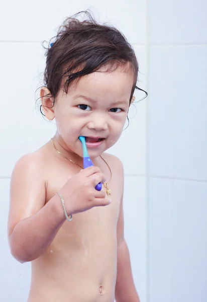 Bebê e escova de dentes — Fotografia de Stock
