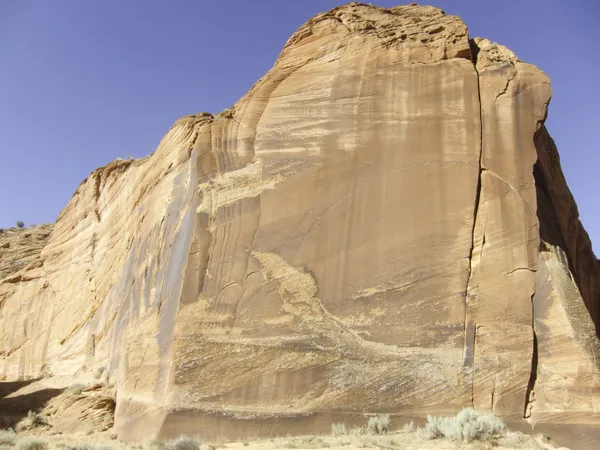 Висока скеля з пісковику яскраво-синє небо — стокове фото