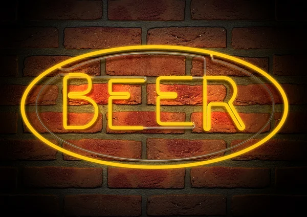 Neonový nápis pivo na tvář cihlová zeď — Stock fotografie