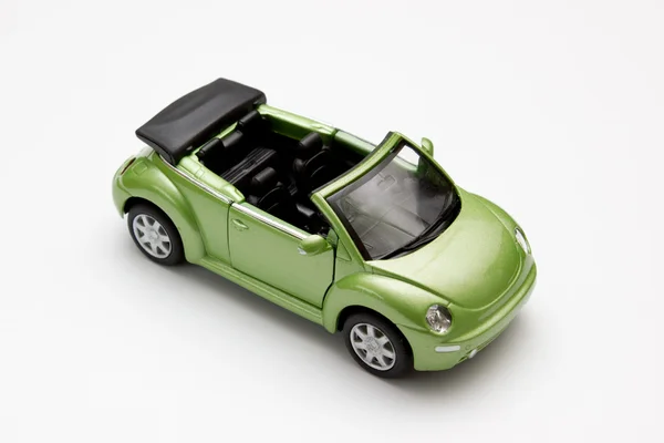 Um carro de brinquedo infantil é verde — Fotografia de Stock