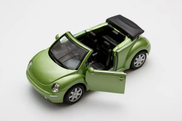 Un coche de juguete para niños es verde — Foto de Stock