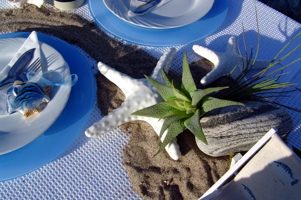 Tischdekoration am Strand. Meeresluft & Abenteuer. — Stockfoto