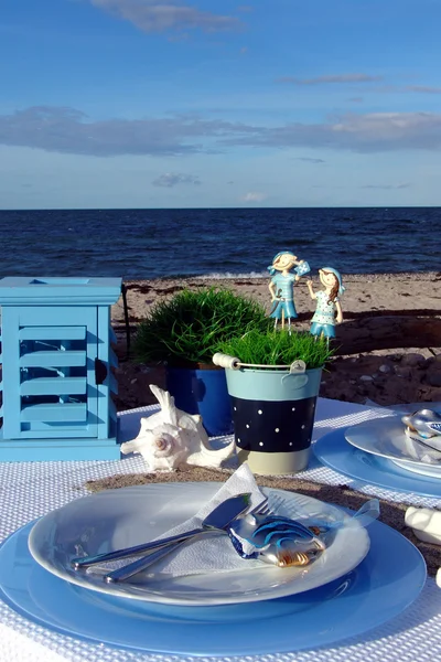 在海滩上的餐桌装饰。海上的空气 & 冒险. — 图库照片