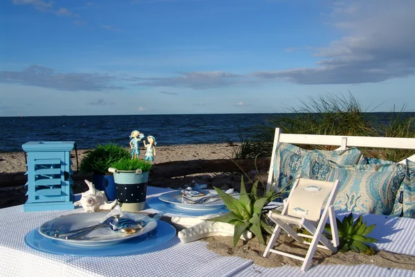 Decoração de mesa na praia. Ar do mar e aventura . Imagens Royalty-Free