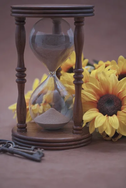 砂時計、怠惰なスーザン花およびスケルトン キー — ストック写真