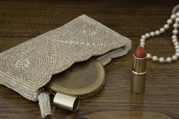 Dvacátých korálkové, perlové peněženku, vintage prášek kompaktní a perly — Stock fotografie
