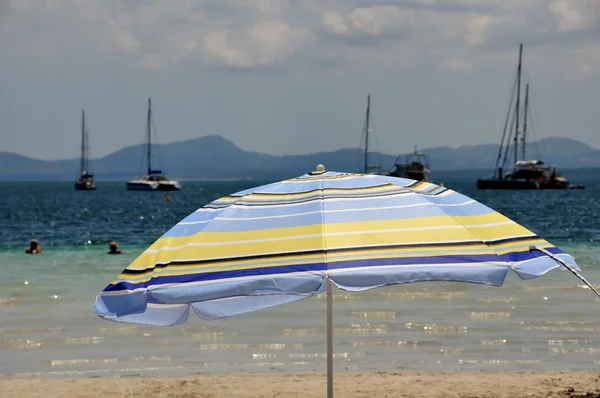 Paraply på stranden på mallorca — Stockfoto
