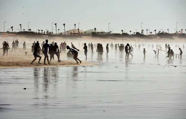 Lidé na pláži casablanca, Maroko — Stock fotografie