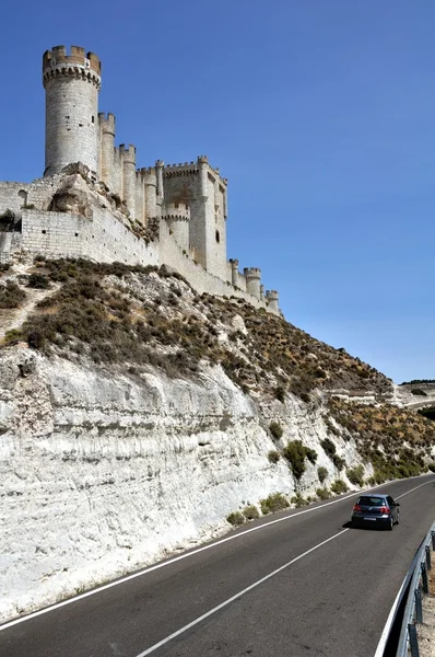 Car on the road near the Peñafiel Castle — ストック写真