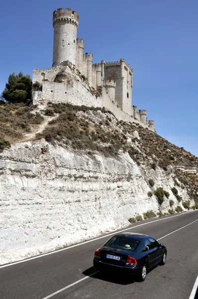 Car on the road near the Peñafiel Castle — ストック写真