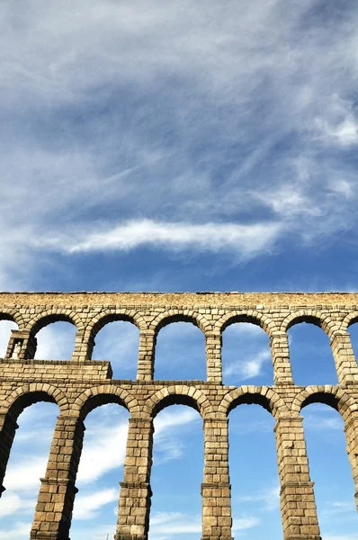Oude Romeinse aquaduct (verticaal) — Stockfoto