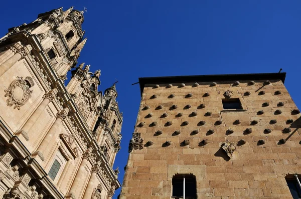 Haus der Muscheln und Universität von Salamanca — Stockfoto