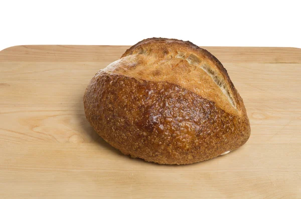 Bochník chleba na dřevěné desce — Stock fotografie