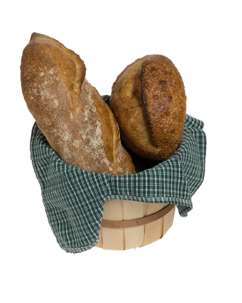 Свежий хлеб в плетеной корзине — стоковое фото