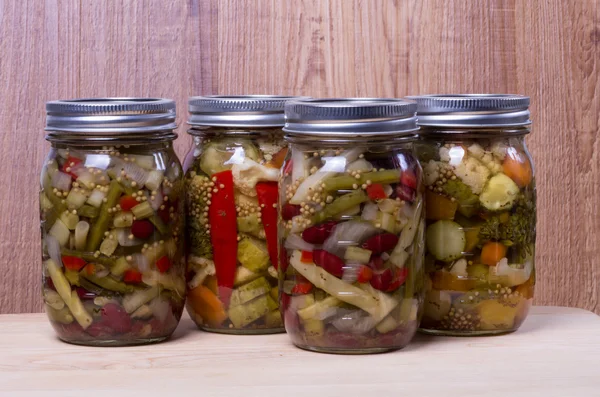Eingelegtes frisches Gemüse im Glas — Stockfoto