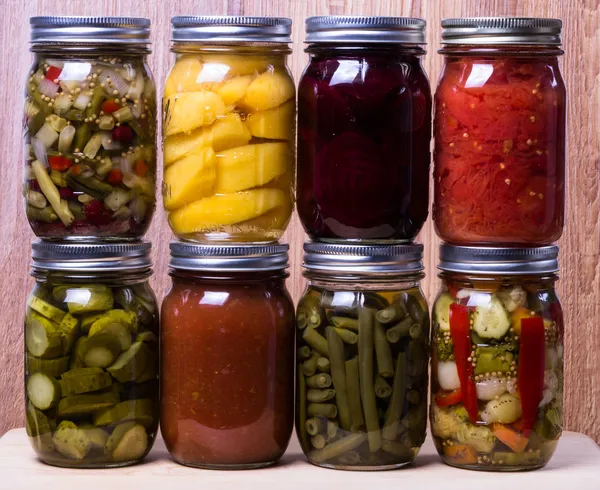 Grupp av färsk hemlagad konserverade grönsaker och frukt — Stockfoto